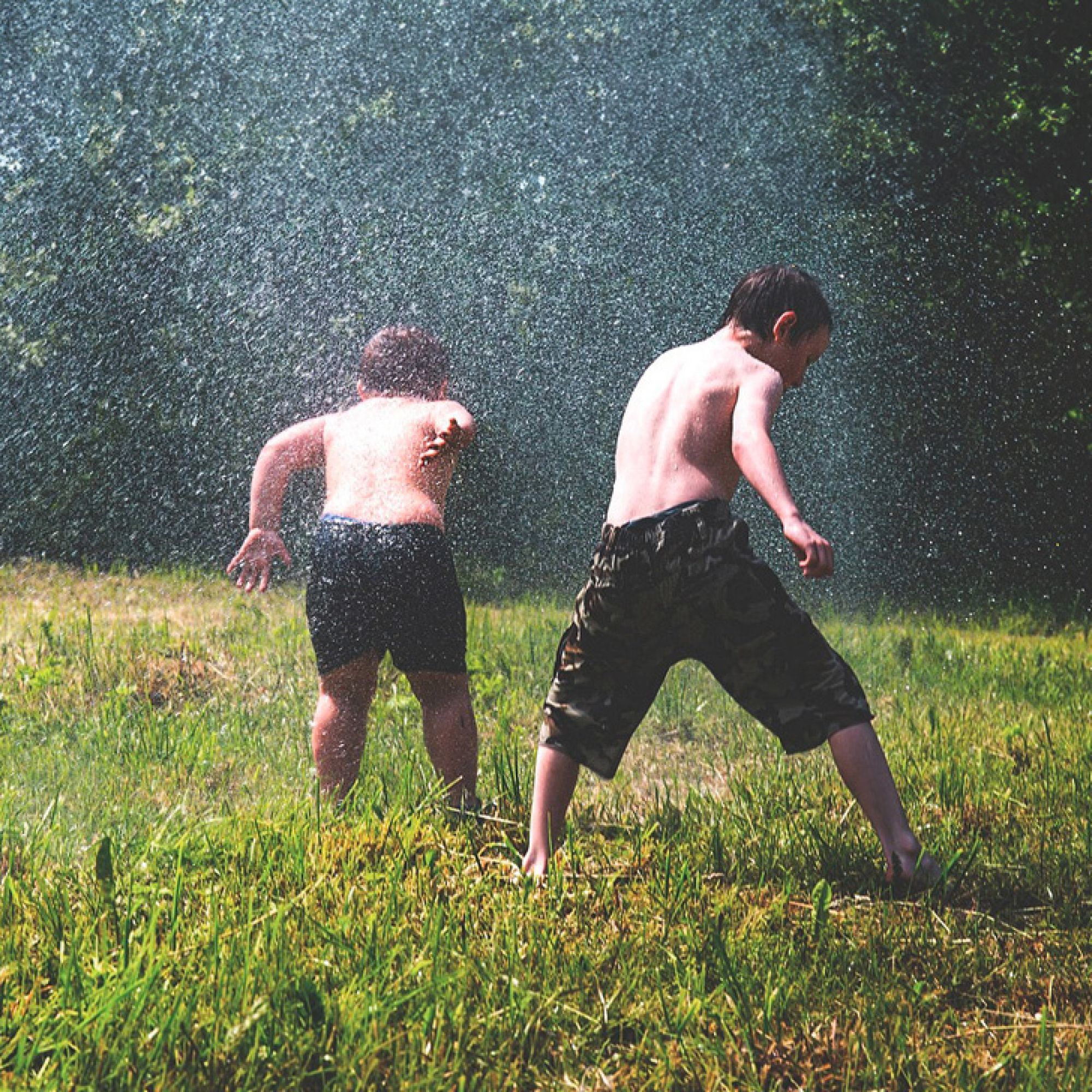 Jungs spielen mit Wasser