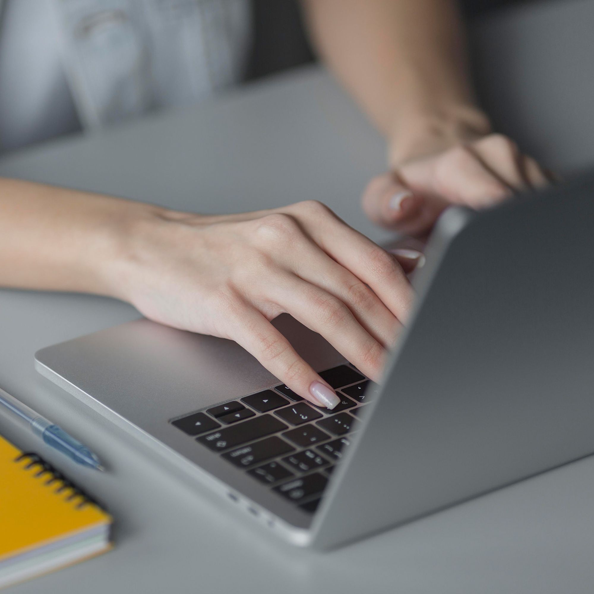 Frau arbeitet am Laptop